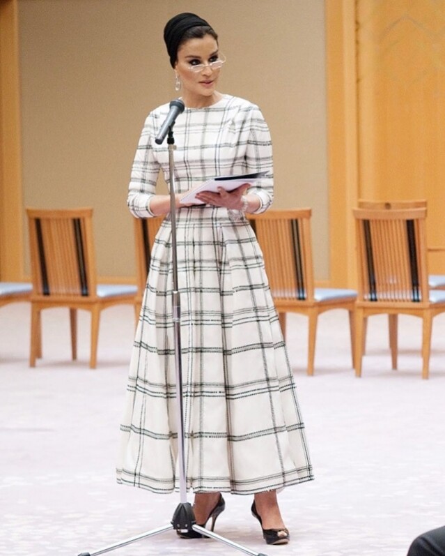 卡塔爾王妃穿搭：Dior 格紋連身裙
