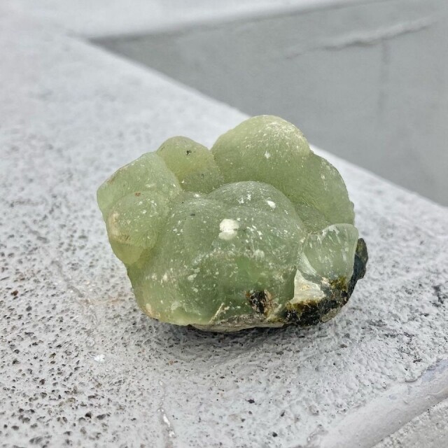 葡萄石的功效與等級| 被稱為「希望之石」的水晶，該如何佩戴才能增加財運又療癒內心？
