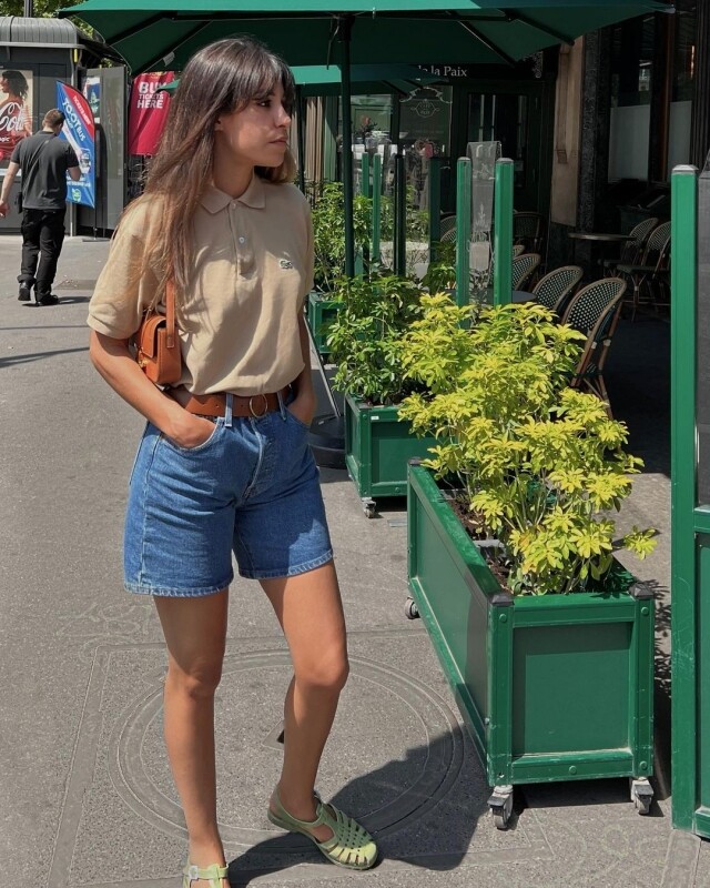 塑膠涼鞋成今季大熱鞋款，Lisa、Gigi Hadid 都在穿！要如何搭配服飾才能穿出優雅感？