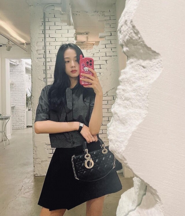 有追蹤 Jisoo Instagram 的話，應該不難發現她是位忠實的 Hello Kitty 迷