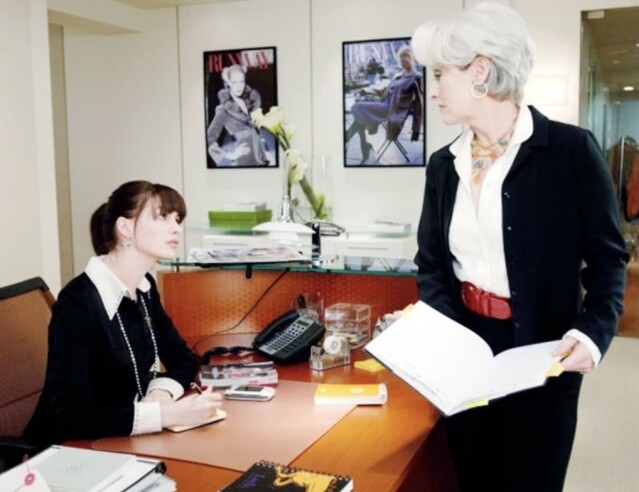 時裝界最強助理 Anne Hathaway 正式上線！收看《穿 Prada 的惡魔 2》前，先重溫首季 10 件鮮為人知的細節