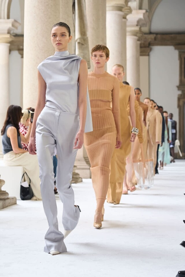 Sportmax 2025 春夏系列探索極簡之美!透明高踭鞋、水桶袋風格吸睛,新作融合流蘇元素打造感性魅力! Sportmax 2025 春夏系列探索極簡之美!透明高踭鞋、水桶袋風格吸睛,新作融合流蘇元素打造感性魅力!