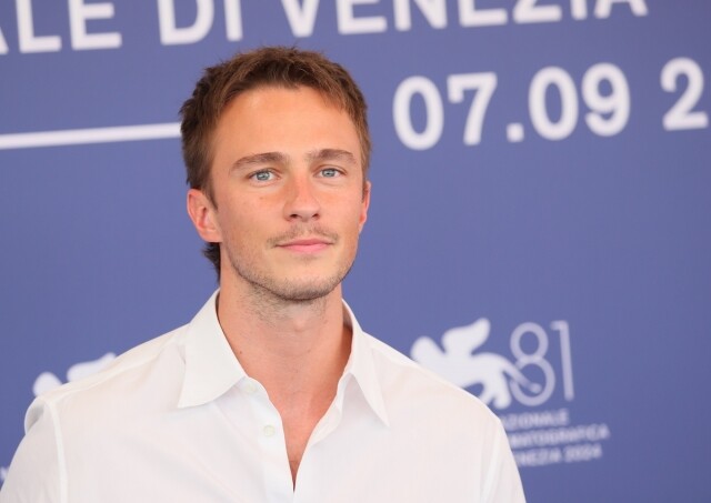 《Queer》Drew Starkey 是誰?新作搭檔 Daniel Craig 上演同性愛情!威尼斯影展上帥氣臉龐搶眼、獲封新一代的荷李活男神 《Queer》Drew Starkey 是誰?新作搭檔 Daniel Craig 上演同性愛情!威尼斯影展上帥氣臉龐搶眼、獲封新一代的荷李活男神