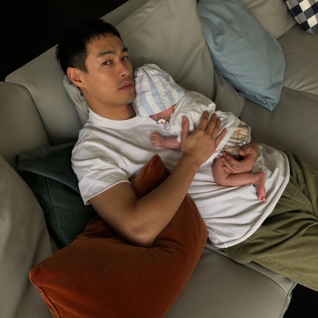 在女兒 Anah 出生之後,楊祐寧更是化身「女兒傻瓜」,工作之外的時間都用來陪伴女兒長大,不論是餵奶、換尿票還是陪她玩耍,楊祐寧全都參與在內,而他亦在 IG 上頻頻分享女兒的成長過程,能清晰感受到他對女兒無盡的愛。 在女兒 Anah 出生之後,楊祐寧更是化身「女兒傻瓜」,工作之外的時間都用來陪伴女兒長大,不論是餵奶、換尿票還是陪她玩耍,楊祐寧全都參與在內,而他亦在 IG 上頻頻分享女兒的成長過程,能清晰感受到他對女兒無盡的愛。