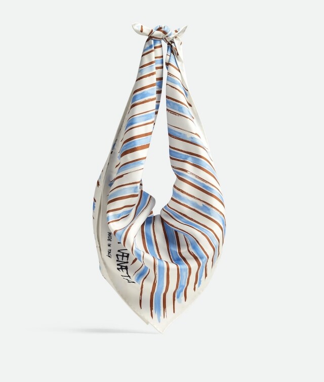 「絲巾包」成今季大熱潮流！Loro Piana、BV 到 Lemaire 都有推出，但原來「Old Celine」才是元祖