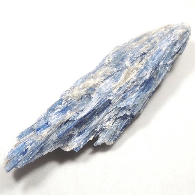 藍晶石功效與禁忌 | 又名「天使之石」，有效治療各種疼痛，能作為護身符，藍晶石戴哪隻手?