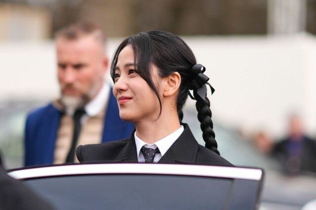 Jisoo 如同仙女般的盛世美顏，散發出迷人的光芒，讓人難以移開目光。