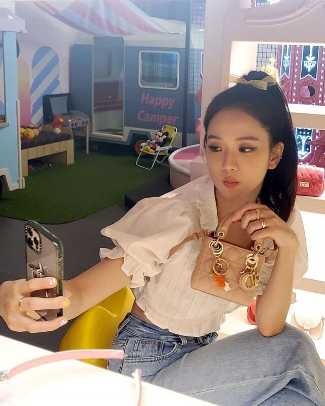 Blackpink Jisoo matches her outfit with Cartier jewellery