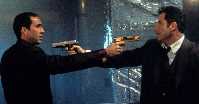 另外《奪面雙雄》中的黃金雙槍，也在《喪盡癲才》中重現。