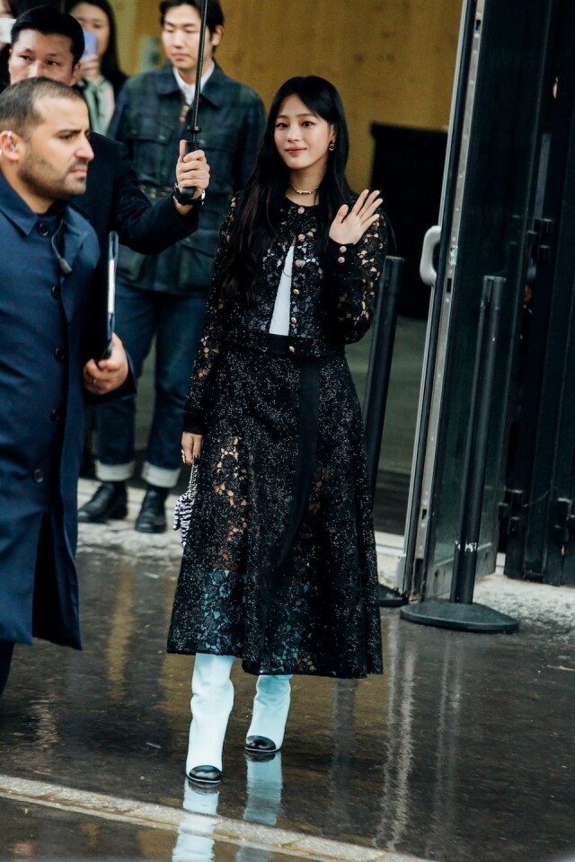 獨家美照曝光!New Jeans 成員 Minji 首次出席 Chanel 2024 巴黎春夏高訂大秀,舉手投足引在場粉絲哄動 獨家美照曝光!New Jeans 成員 Minji 首次出席 Chanel 2024 巴黎春夏高訂大秀,舉手投足引在場粉絲哄動