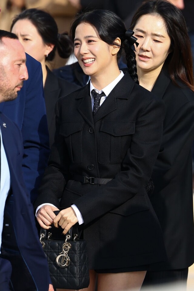 Jisoo 的笑容善良又帶點挑皮，每一個人都被她的魅力吸引著