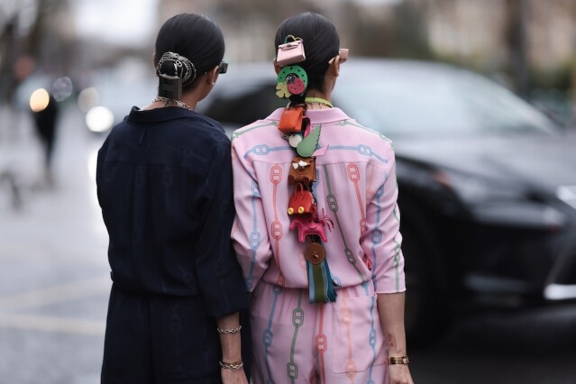 印度時尚姊妹花 Snehal & Jyoti Babani 的創意頭飾超吸睛！將 LV 手袋、Chanel 鈕扣戴上頭，打造浮誇華麗造型！