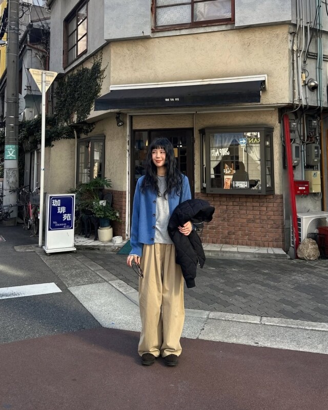 2025 最流行的顏色搭配穿搭 | 灰拼鵝黃、彩藍撞杏色、橄欖綠配啡色，如何碰撞出優雅時尚感？