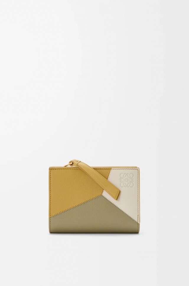 Loewe 銀包推介|鎖定 10 個女生必買長銀包、短銀包、卡套,最平 $3,700 入手時尚實用款式 Loewe 銀包推介|鎖定 10 個女生必買長銀包、短銀包、卡套,最平 $3,700 入手時尚實用款式