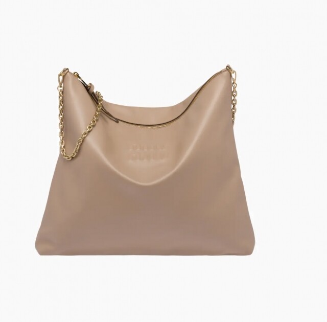 Miu Miu Softy Bag 系列選用柔軟的皮革縫製,壓印標誌為配飾增添個性,並配備幼鏈條肩帶,散發高雅流麗的氣息。$17,500 Miu Miu Softy Bag 系列選用柔軟的皮革縫製,壓印標誌為配飾增添個性,並配備幼鏈條肩帶,散發高雅流麗的氣息。$17,500