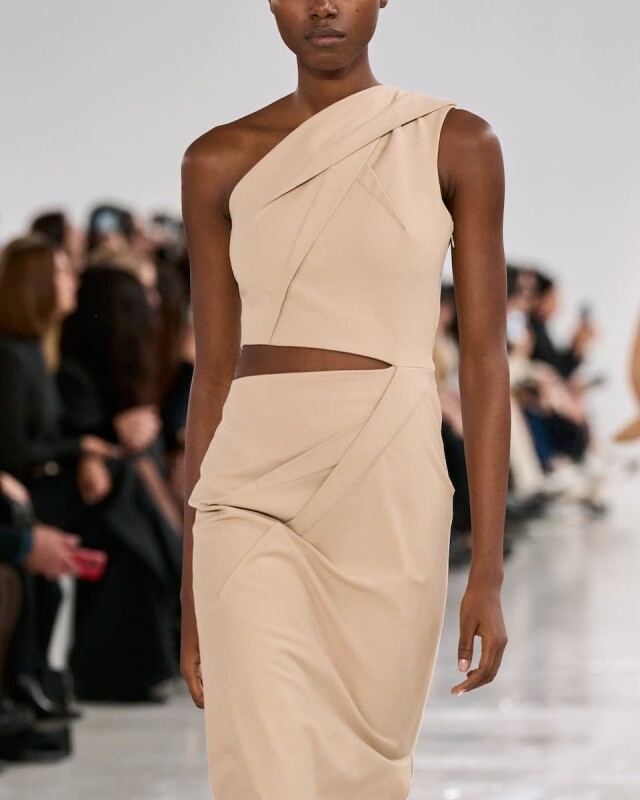 Max Mara 2025 春夏系列上演數學與時尚的巧妙結合！新季系列致敬數學家，延續極簡調性、注入幾何美學打造優雅的春夏衣櫥！