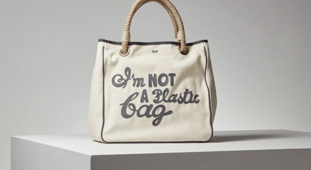 Anya Hindmarch「I am not a plastic bag」環保袋紅遍全球!近來因像真度極高 Bag Charm 掛飾再被討論 Anya Hindmarch「I am not a plastic bag」環保袋紅遍全球!近來因像真度極高 Bag Charm 掛飾再被討論