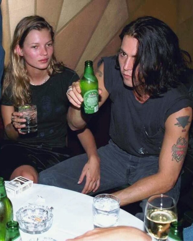 Johnny Depp 與 Kate Moss 出席友人生日派對，煙酒不離手。