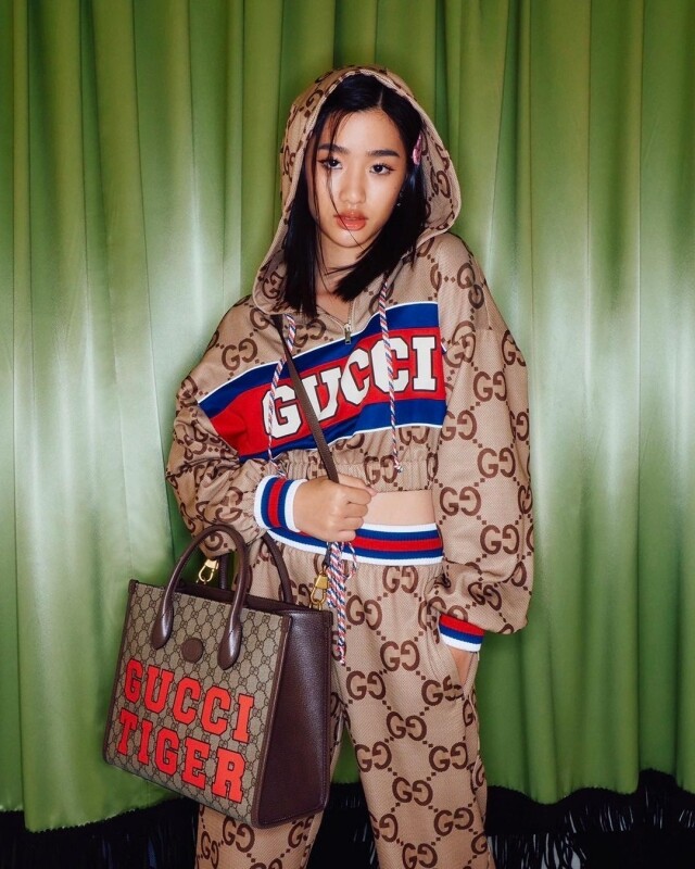 年初 Tu 穿上 Gucci 的休閒套裝，小露蠻腰，化身動感女孩與品牌共迎虎年。