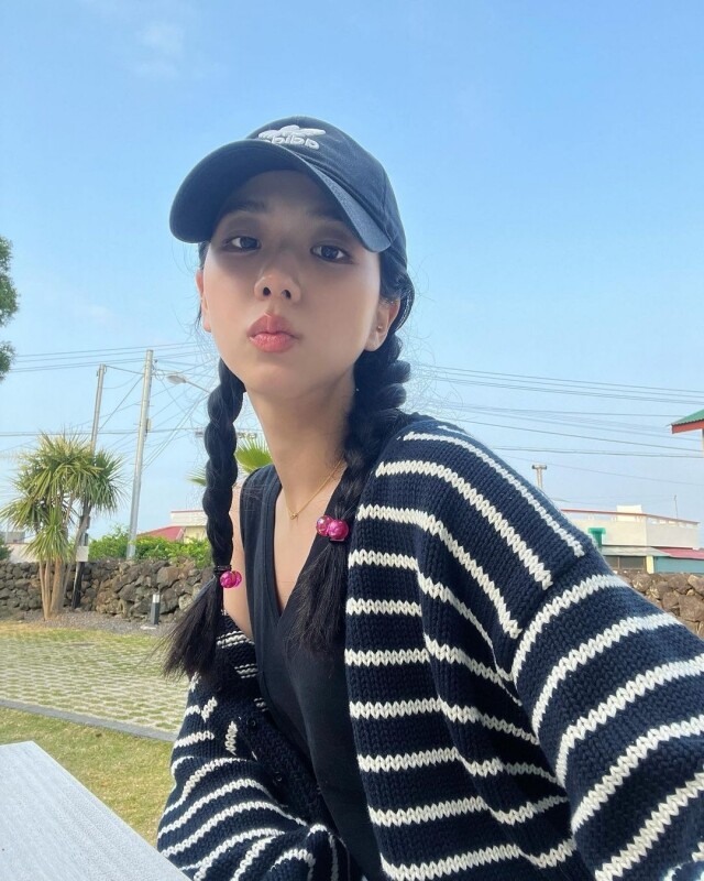 Jisoo 的一身黑白休閑風造型,配搭充滿少女感的髮飾 Jisoo 的一身黑白休閑風造型,配搭充滿少女感的髮飾