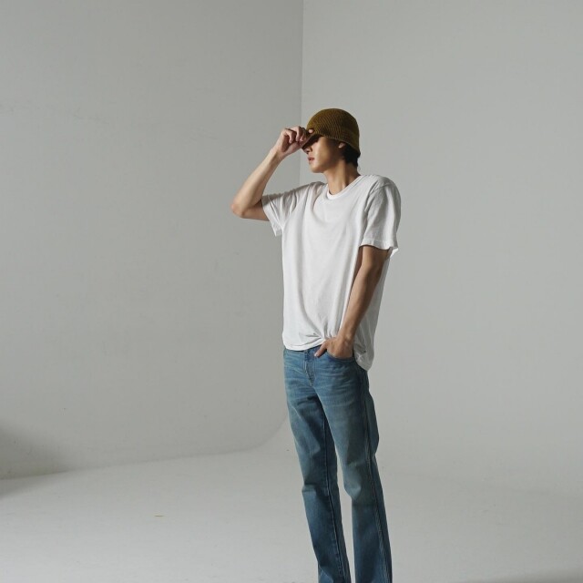白色 T-Shirt 配牛仔褲亦是不敗的標準暖男穿搭 白色 T-Shirt 配牛仔褲亦是不敗的標準暖男穿搭