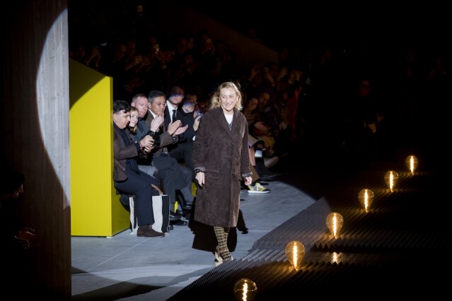 設計師 Miuccia Prada 獨特的時尚美學 | 用一條百褶裙開創 Miu Miu 風潮、一手打造「醜時尚」的女人