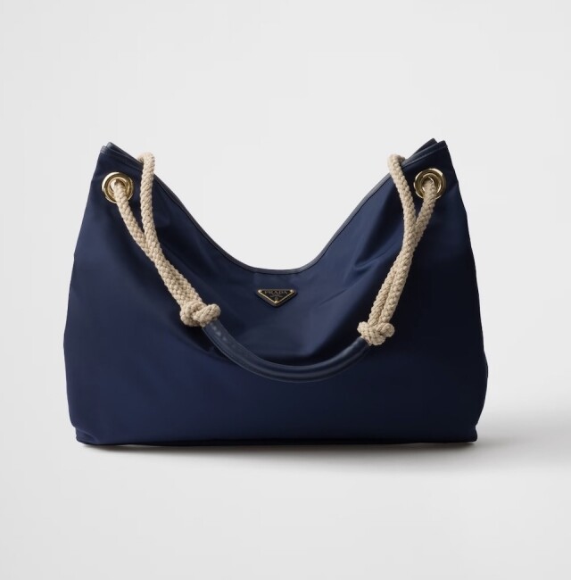 Prada Re-Nylon 全新手袋系列上架!韓國女星 Karina、Sana 和 Somi 都鍾愛這款經典百搭的 Prada 尼龍袋 Prada Re-Nylon 全新手袋系列上架!韓國女星 Karina、Sana 和 Somi 都鍾愛這款經典百搭的 Prada 尼龍袋