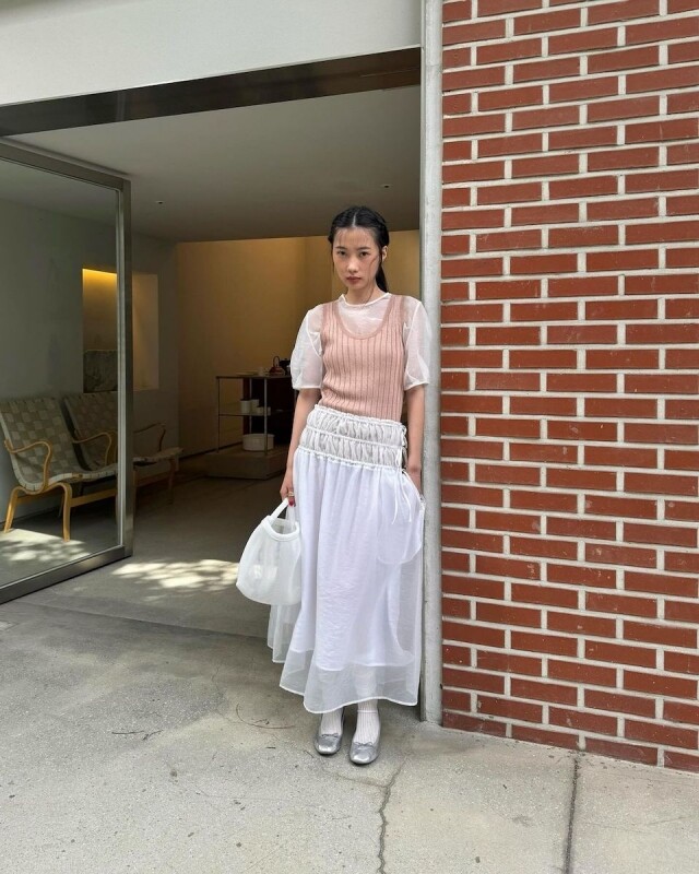 韓系穿搭女生夏天範本｜必入手的白色裙讓你散發清新少女感，推薦 10 個韓國女生時尚穿搭法