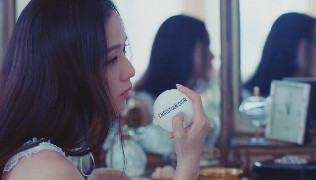 Jisoo 在 MV 中，手上拿著的 Dior Beauty 產品