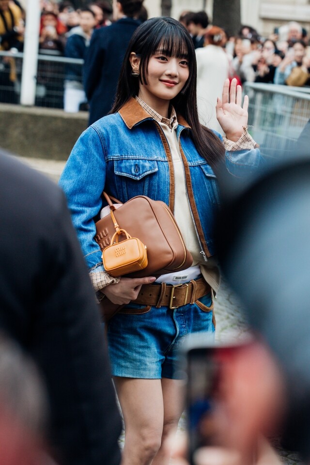 2024 巴黎秋冬時裝周街拍合輯!這款 Miu Miu 手袋於街頭出現率極高,原來一眾女星都愛用它 2024 巴黎秋冬時裝周街拍合輯!這款 Miu Miu 手袋於街頭出現率極高,原來一眾女星都愛用它