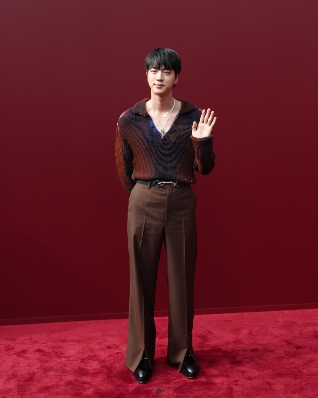 BTS Jin 首度亮相 Gucci 時裝秀獨家照放送!Jin 帥氣現身米蘭時裝週,引來大批粉絲在場外等候 BTS Jin 首度亮相 Gucci 時裝秀獨家照放送!Jin 帥氣現身米蘭時裝週,引來大批粉絲在場外等候