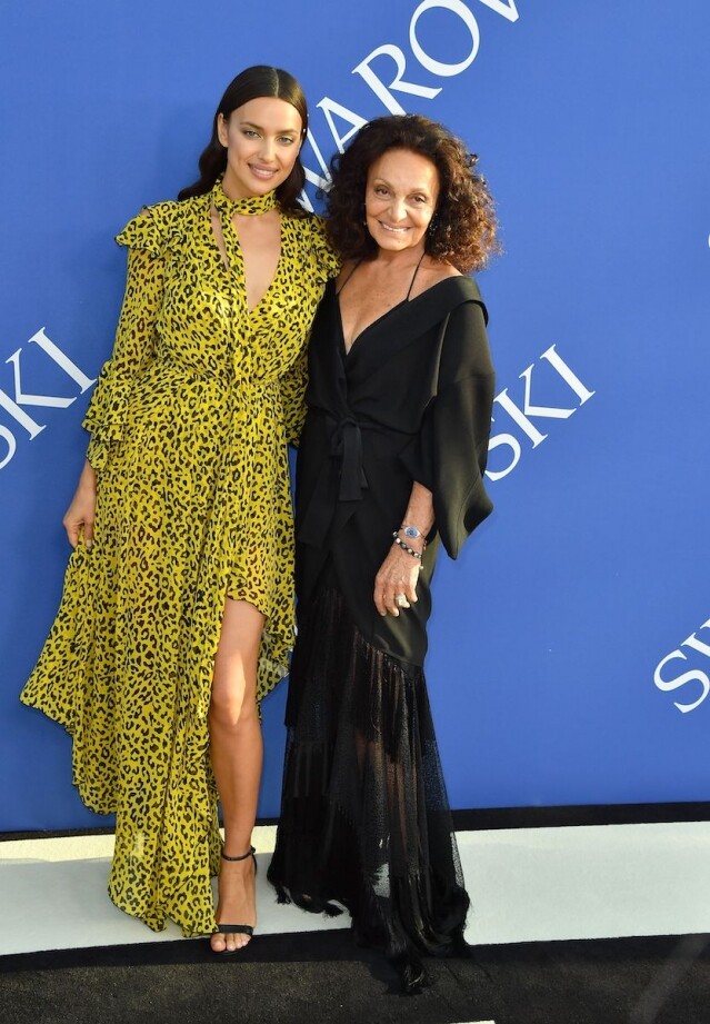 Diane Von Furstenberg 曾嫁德國王子、成就無數的設計師!優雅 Wrap Dress 揚名時裝界、高峰時期大賣數百萬件! Diane Von Furstenberg 曾嫁德國王子、成就無數的設計師!優雅 Wrap Dress 揚名時裝界、高峰時期大賣數百萬件!