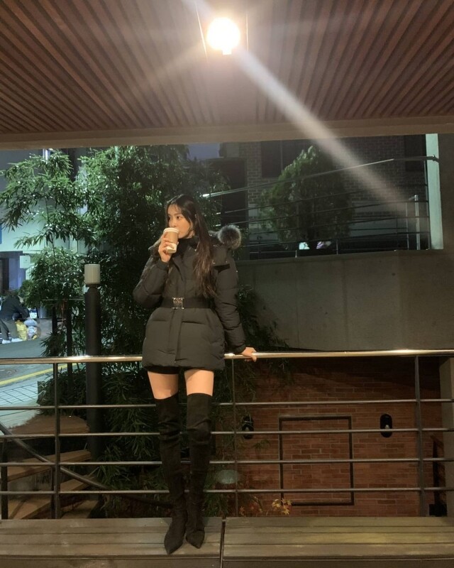 李多熙穿搭:短裙配長靴 李多熙穿搭:短裙配長靴