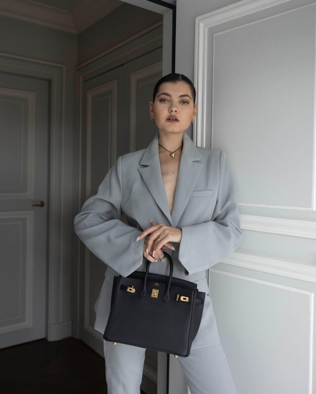 時尚博主 Elvira Legrand 有著一張圓臉，從她的穿搭中可見她對 V 領衣服的喜愛