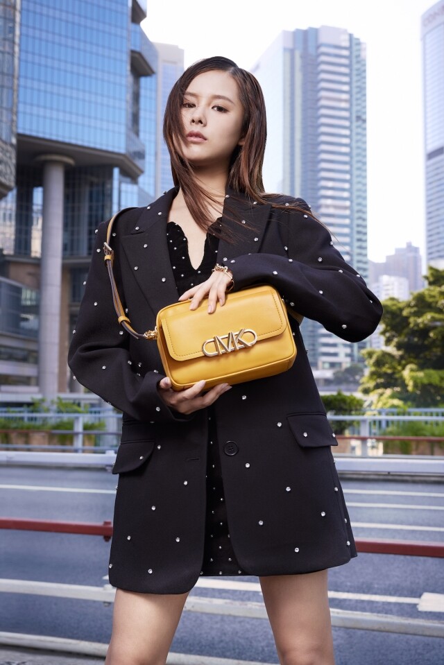 Michael Kors 黑色綴閃石西裝外套、黑色綴閃石連身裙及皮革高跟鞋。 Michael Kors 黑色綴閃石西裝外套、黑色綴閃石連身裙及皮革高跟鞋。
