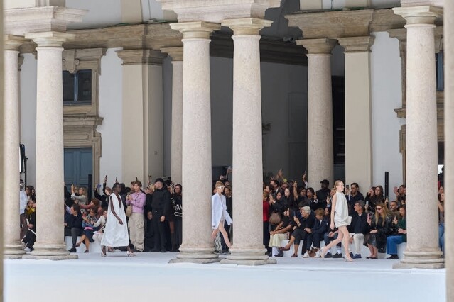 Sportmax 2025 春夏系列探索極簡之美!透明高踭鞋、水桶袋風格吸睛,新作融合流蘇元素打造感性魅力! Sportmax 2025 春夏系列探索極簡之美!透明高踭鞋、水桶袋風格吸睛,新作融合流蘇元素打造感性魅力!