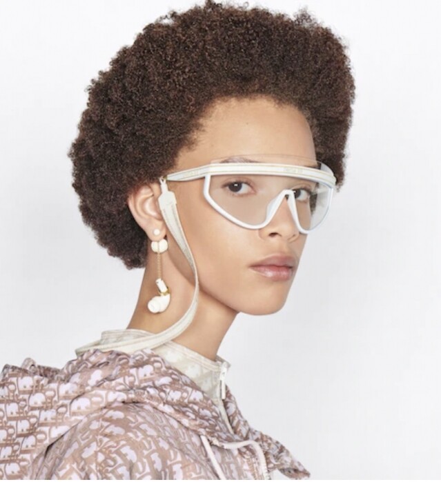 Dior 2022 早春系列可將 AirPods 時尚地融入耳環的設計，再也不用擔心 AirPods 會弄掉了。