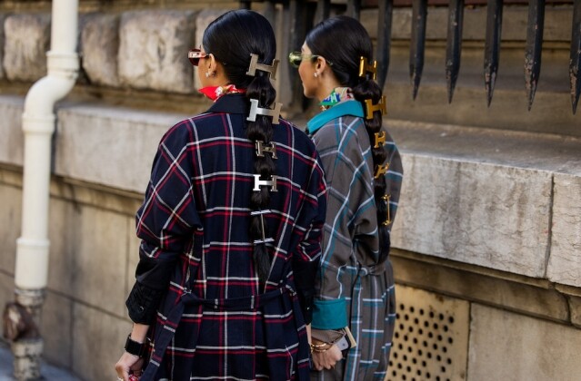 印度時尚姊妹花 Snehal & Jyoti Babani 的創意頭飾超吸睛！將 Hermes 皮帶扣、Chanel 手袋戴上頭，打造浮誇華麗造型