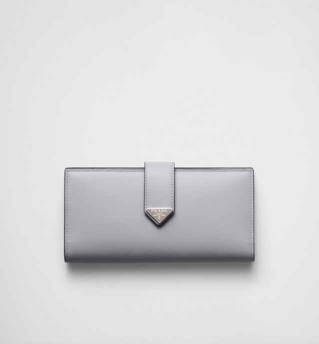 Prada 銀包｜10+ 女生必愛的名牌銀包 2023 推薦，長銀包、短銀包、卡片套的實用時尚度滿分！