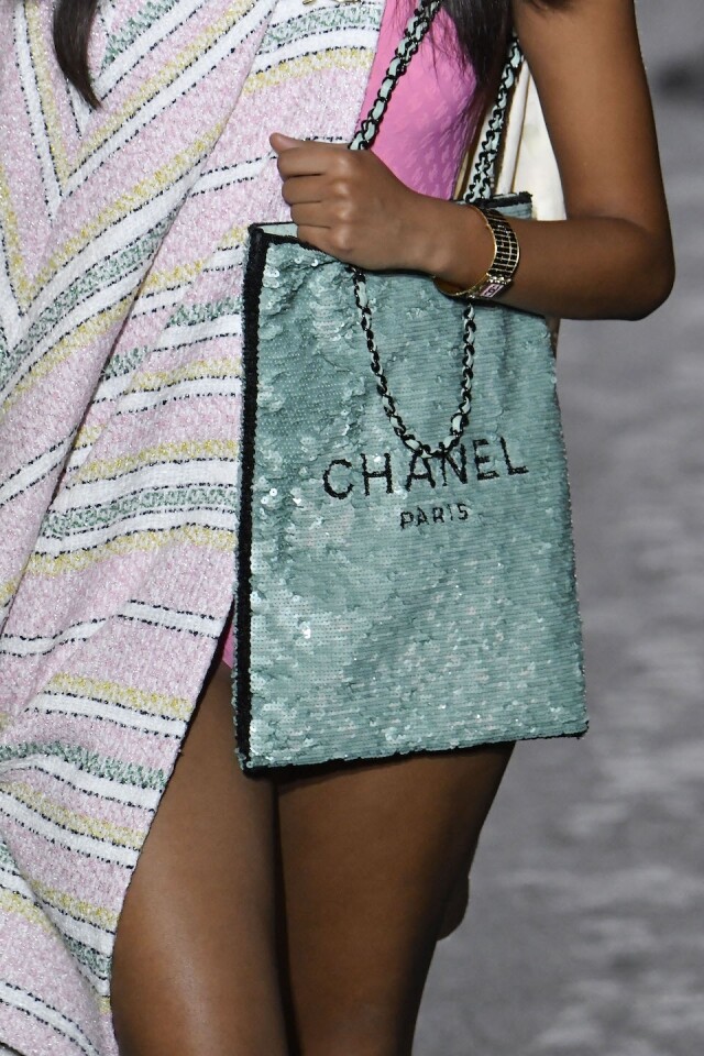 Chanel 2024 春夏系列推出「人字拖」？ 新登場 Chanel 雙金球手袋、復古牛仔袋讓個性女生都想入手
