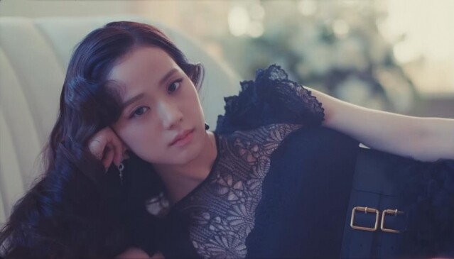 Jisoo 個人單曲《꽃 Flower》MV 中的黑色禮服造型
