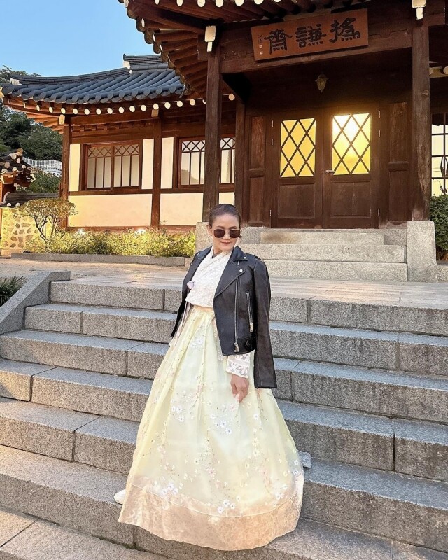 Lisa 媽媽也穿上韓服，體驗韓國傳統風情
