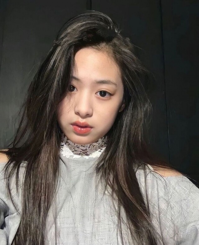 YG 新女團 BabyMonster Ahyeon 成 Jennie 接班人！Ahyeon 未出道先爆紅、神似師姐備受關注！