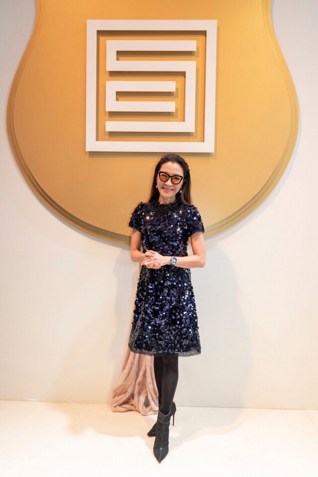 楊紫瓊穿著品牌 2023 春夏系列的深藍色兩片連身裙