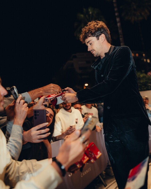 解構賽車男神 Charles Leclerc 的穿搭！他是 F1 最會穿的男人？法拉利也與他推出聯名服裝