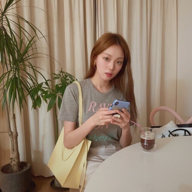 15+ 女生旅行鬆弛感自然拍照姿勢大全！跟著韓星學自然不做作打卡 Pose