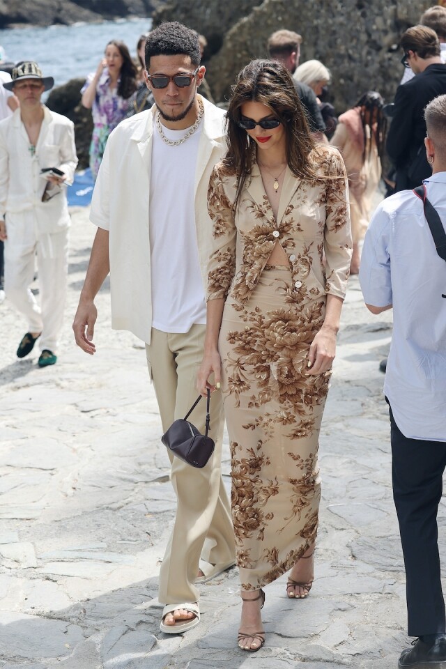 Kendall Jenner 身穿 Dolce & Gabbana 1997 年春夏系列套裝