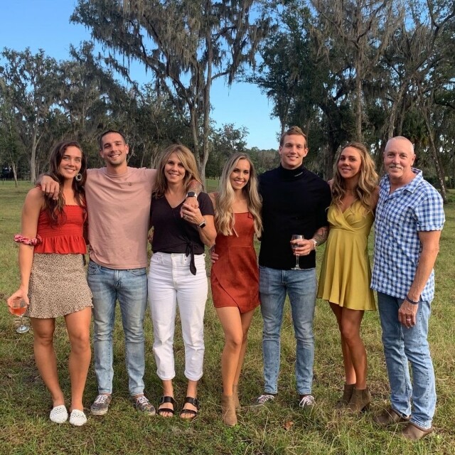 美國飛魚 Caeleb Dressel 三度出戰奧運、共奪 8 面金牌!男神私下是愛老婆、愛兒子的好男人 美國飛魚 Caeleb Dressel 三度出戰奧運、共奪 8 面金牌!男神私下是愛老婆、愛兒子的好男人