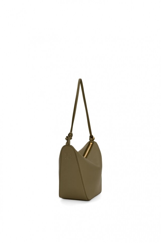 Loewe Luna 小號緞面小牛皮手袋 $18,950 Loewe Luna 小號緞面小牛皮手袋 $18,950