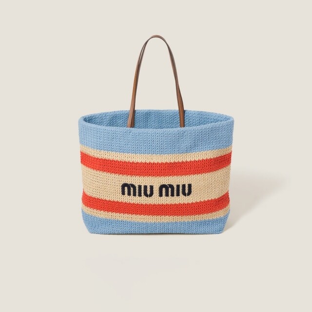揹上 Miu Miu 的時尚率性美！Miu Miu 新季夏日手袋已上架，彩色編織袋、小菜籃讓人越看越心動